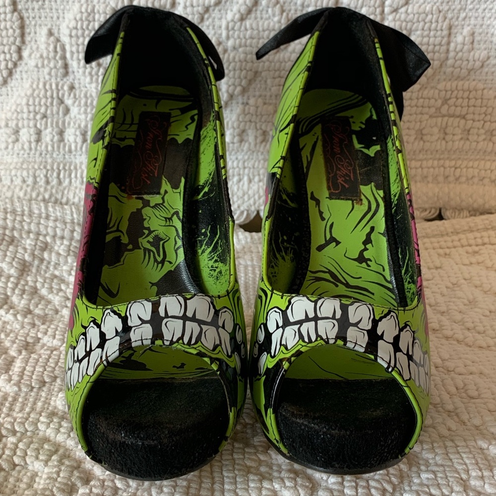 Zombie peep toe pumps